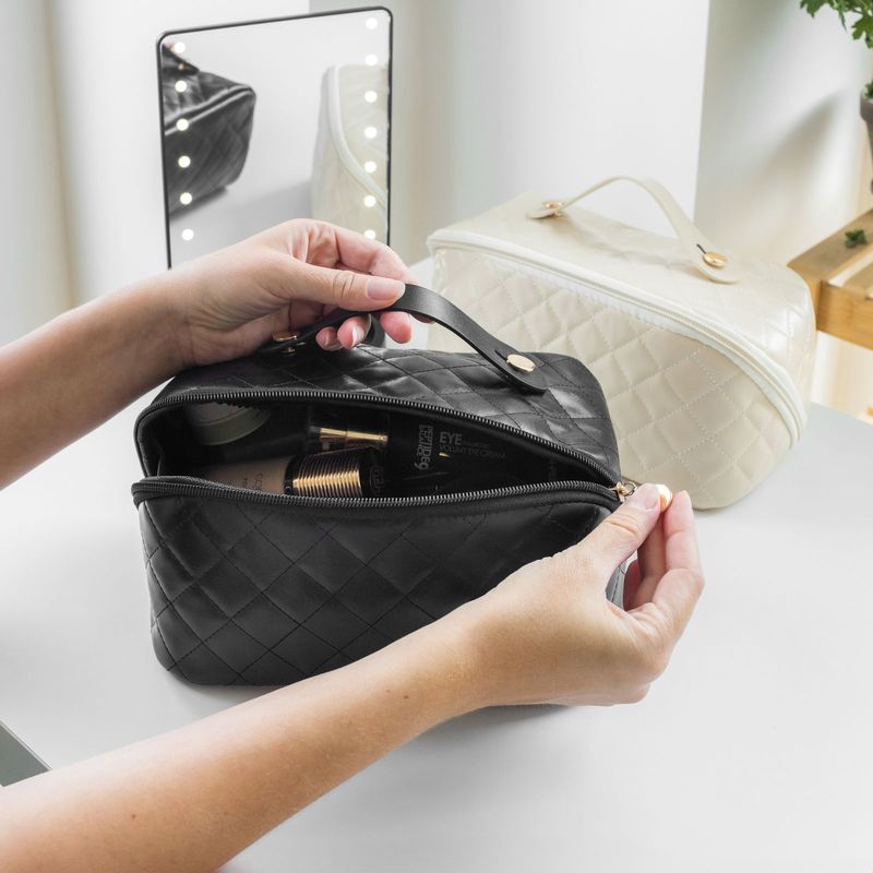 OlsenHome Makeup bag | Beige and black makeup bag with compartments