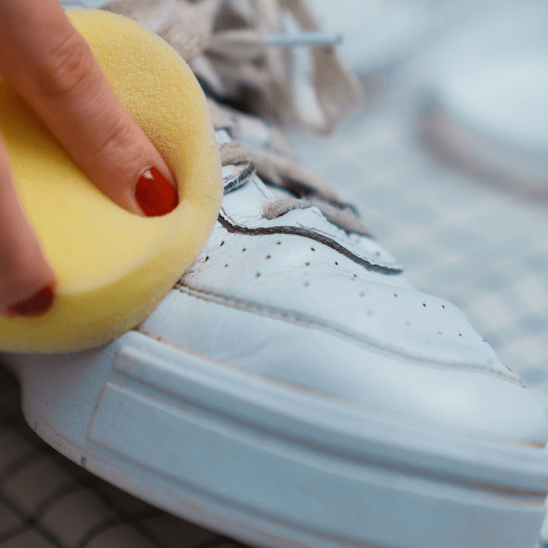Sneakerrens for hvite sko | Enkel og effektiv skopleie