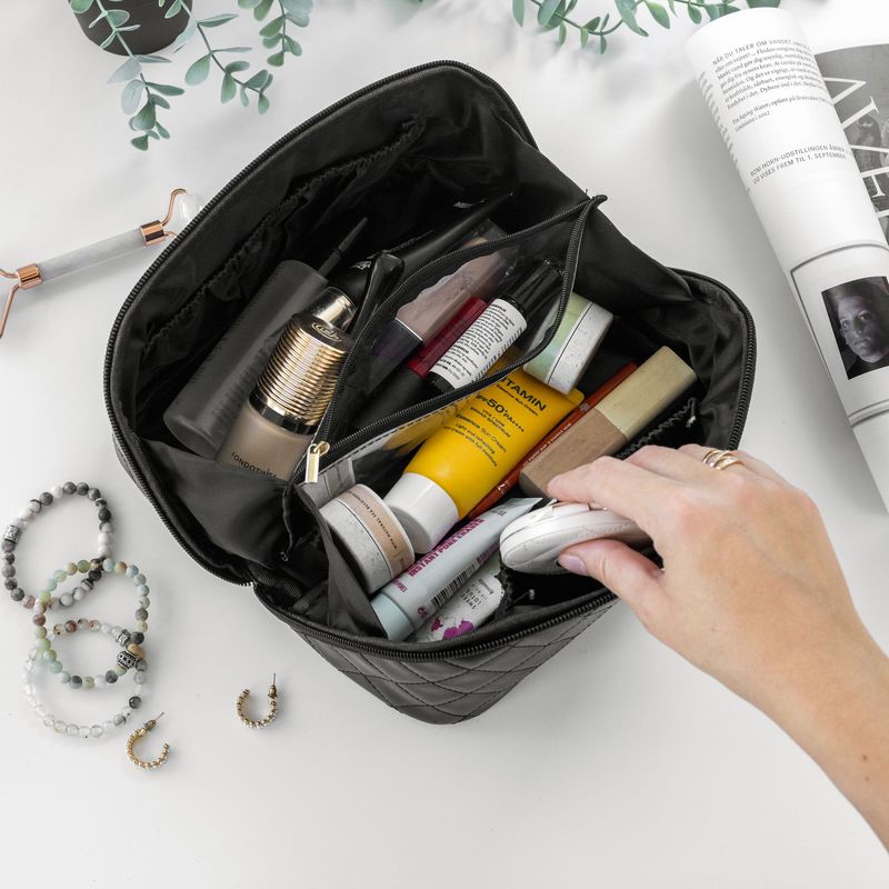 OlsenHome Makeup bag | Beige and black makeup bag with compartments